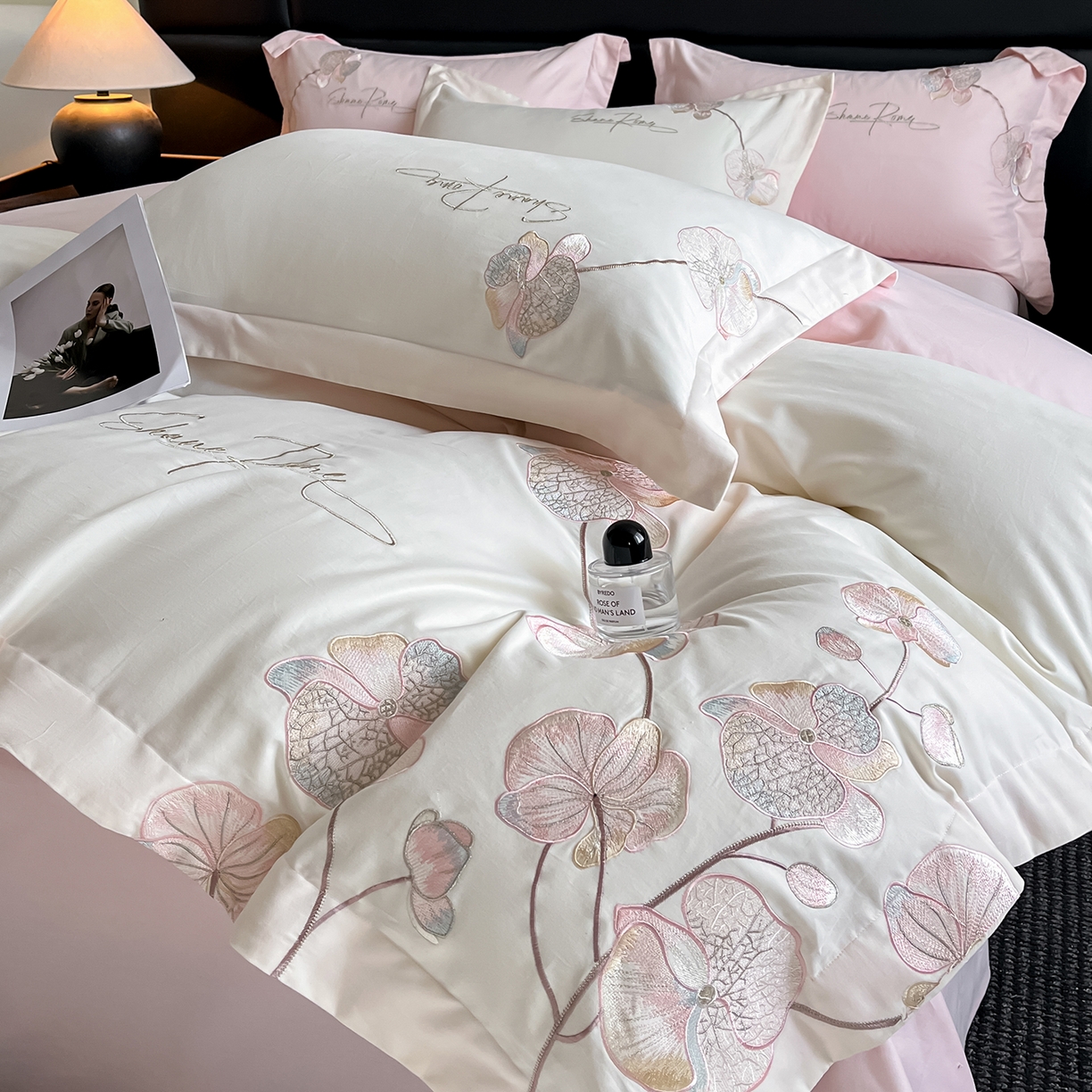 91家纺网 家纺一手货源 找家纺 置顶家纺 2025新款全棉加厚磨毛刺绣秋冬系列四件套-赫本 赫本-奶白+粉玉