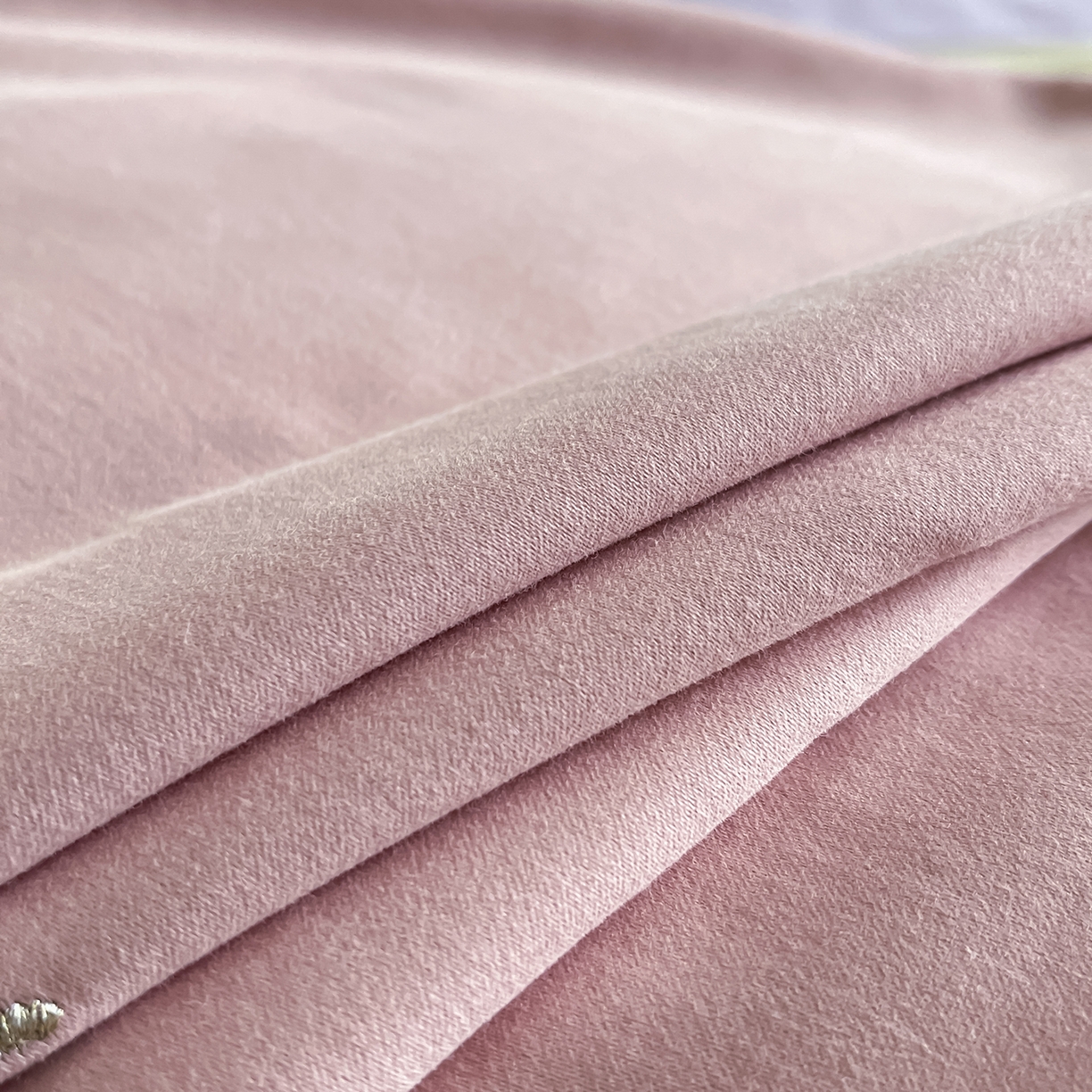 91家纺网 家纺一手货源 找家纺 置顶家纺 2025新款全棉加厚磨毛刺绣秋冬系列四件套-赫本 赫本-浅豆沙