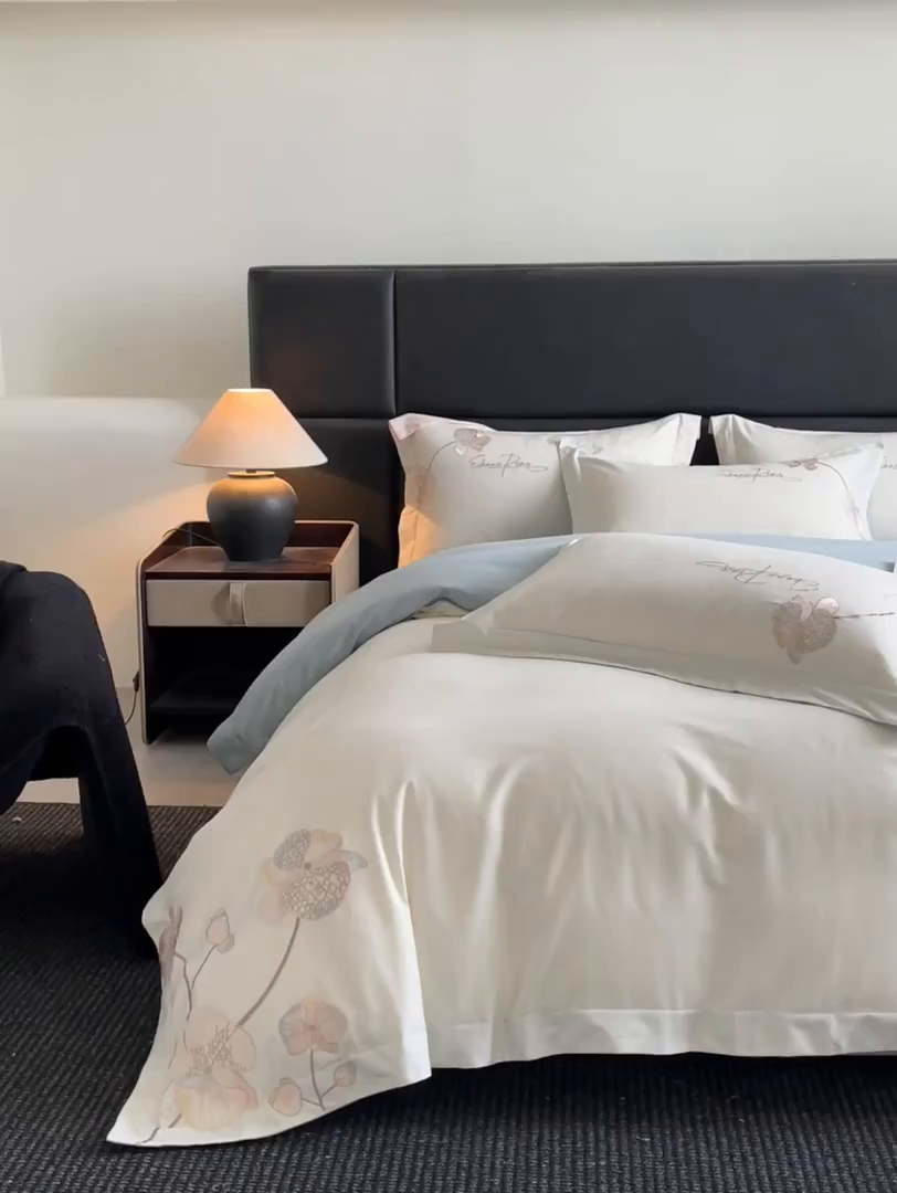 91家纺网 家纺一手货源 找家纺 置顶家纺 2025新款全棉加厚磨毛刺绣秋冬系列四件套-赫本 赫本-奶白+浅蓝