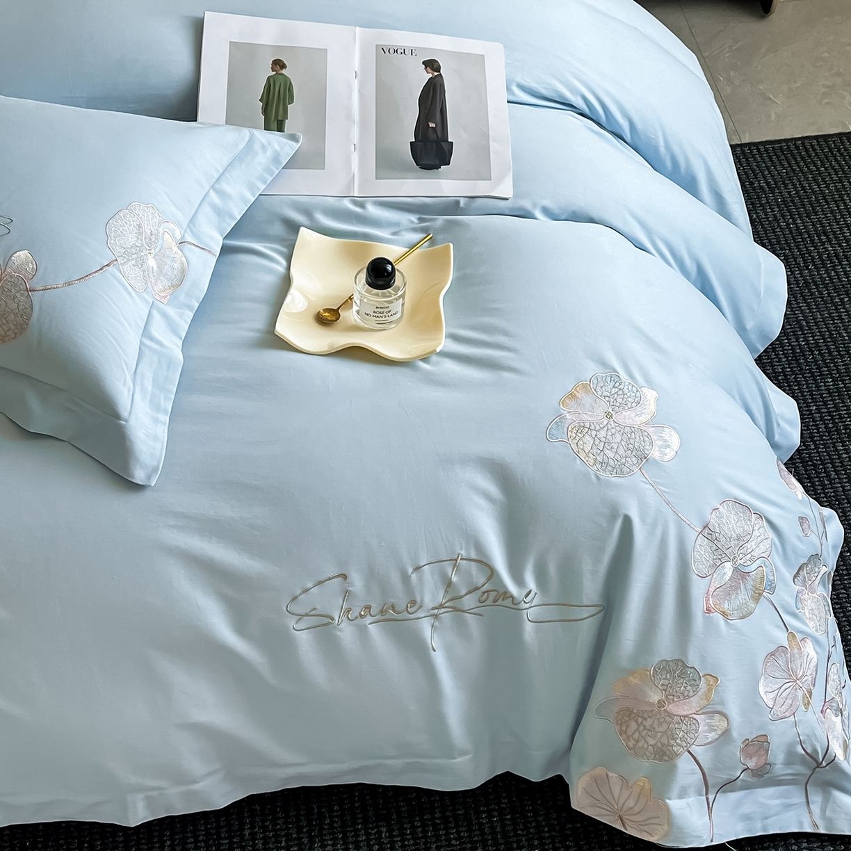 91家纺网 家纺一手货源 找家纺 置顶家纺 2025新款全棉加厚磨毛刺绣秋冬系列四件套-赫本 赫本-浅天蓝