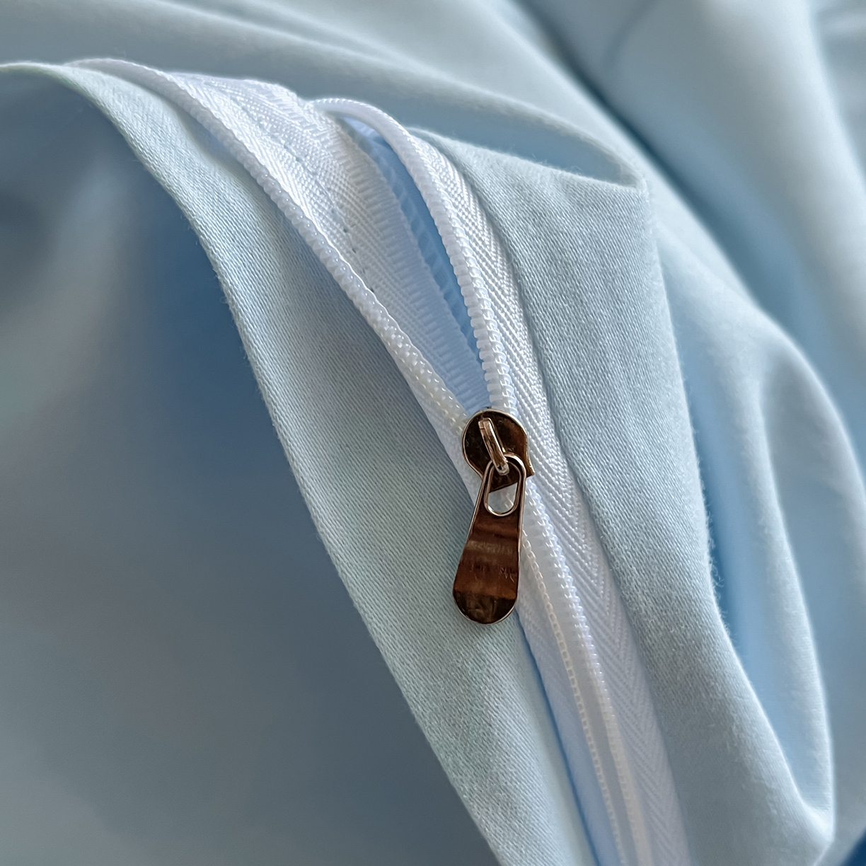 91家纺网 家纺一手货源 找家纺 置顶家纺 2025新款全棉加厚磨毛刺绣秋冬系列四件套-赫本 赫本-浅天蓝