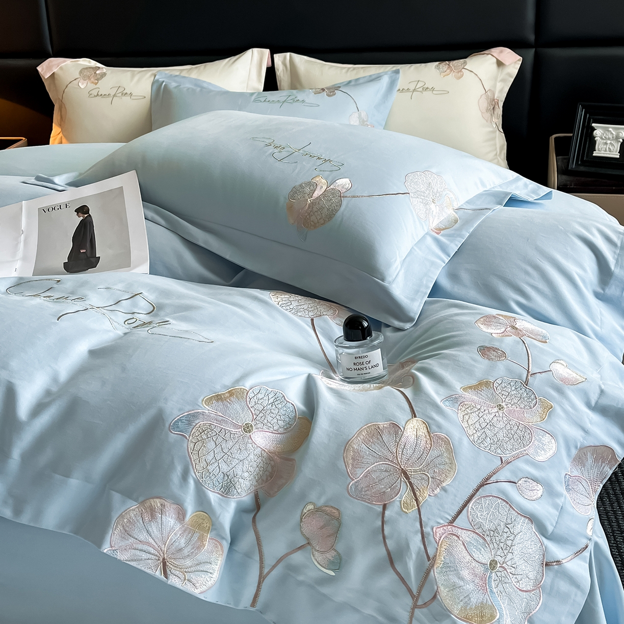 91家纺网 家纺一手货源 找家纺 置顶家纺 2025新款全棉加厚磨毛刺绣秋冬系列四件套-赫本 赫本-浅天蓝