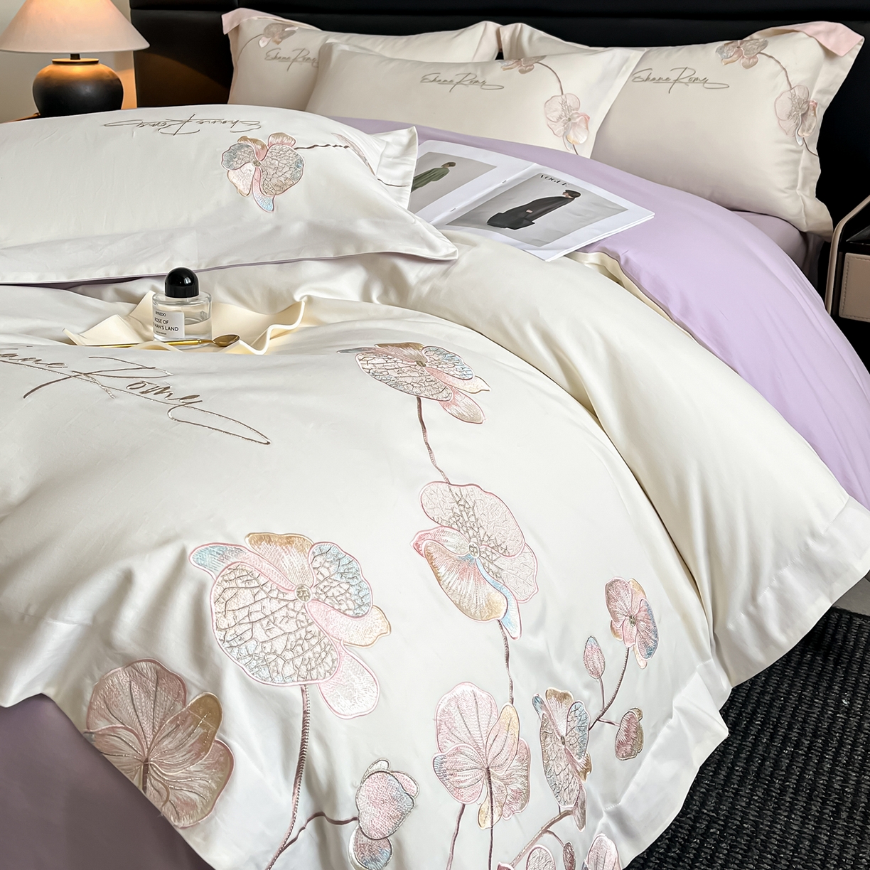 91家纺网 家纺一手货源 找家纺 置顶家纺 2025新款全棉加厚磨毛刺绣秋冬系列四件套-赫本 赫本-奶白+香芋紫