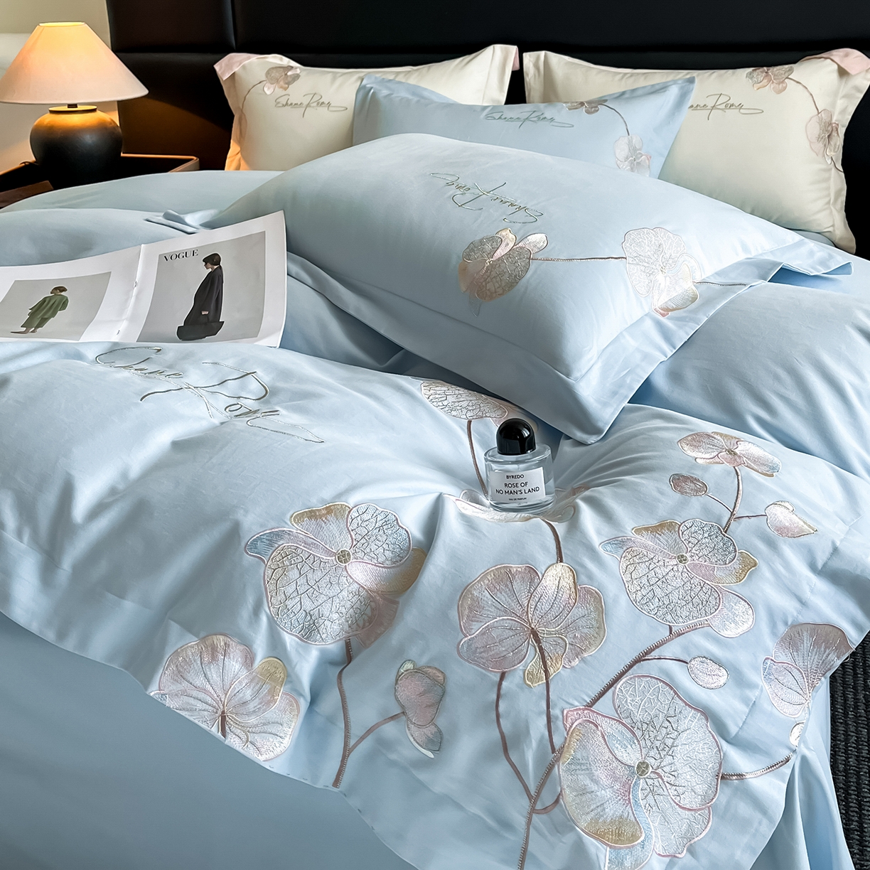 91家纺网 家纺一手货源 找家纺 置顶家纺 2025新款全棉加厚磨毛刺绣秋冬系列四件套-赫本 赫本-浅天蓝