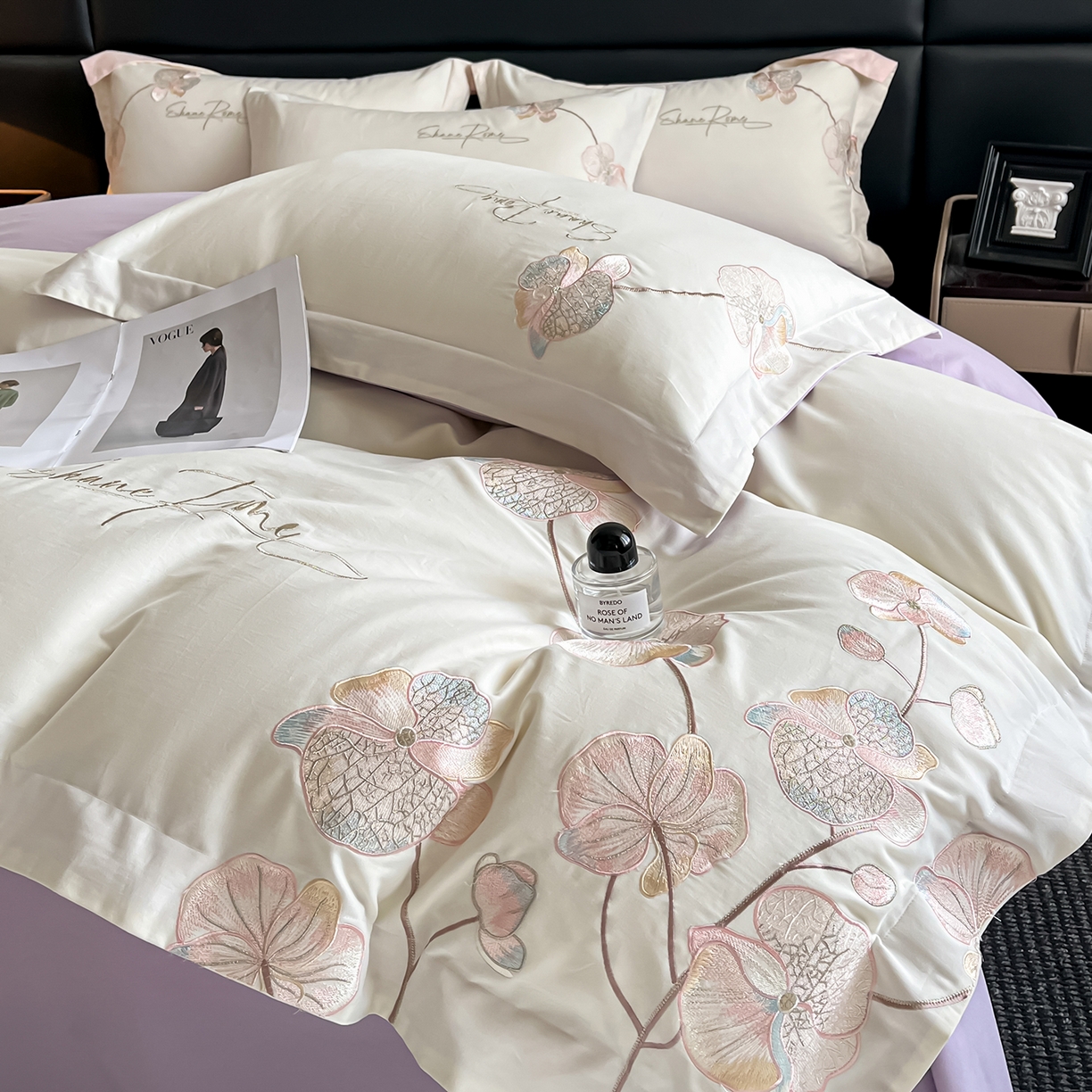 91家纺网 家纺一手货源 找家纺 置顶家纺 2025新款全棉加厚磨毛刺绣秋冬系列四件套-赫本 赫本-奶白+香芋紫