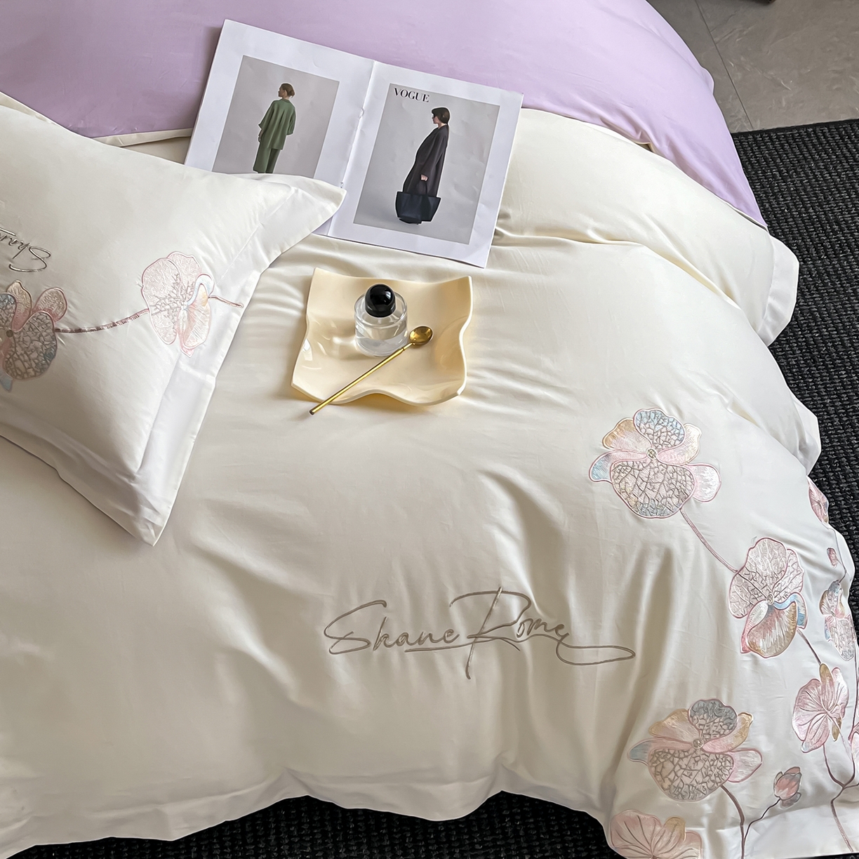 91家纺网 家纺一手货源 找家纺 置顶家纺 2025新款全棉加厚磨毛刺绣秋冬系列四件套-赫本 赫本-奶白+香芋紫