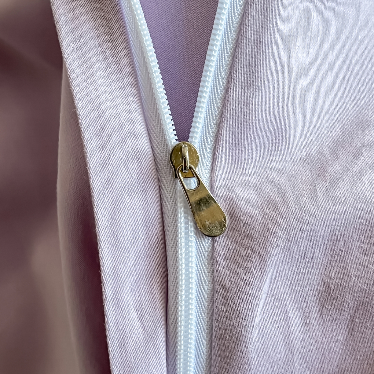 91家纺网 家纺一手货源 找家纺 置顶家纺 2025新款全棉加厚磨毛刺绣秋冬系列四件套-赫本 赫本-奶白+香芋紫