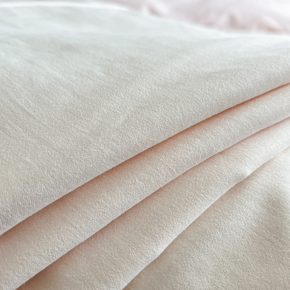 91家纺网 家纺一手货源 找家纺 置顶家纺 2025新款全棉加厚磨毛刺绣秋冬系列四件套-赫本 赫本-奶白+粉玉