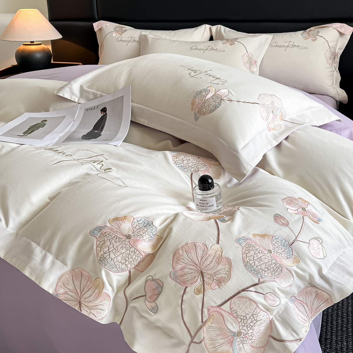 91家纺网 家纺一手货源 找家纺 置顶家纺 2025新款全棉加厚磨毛刺绣秋冬系列四件套-赫本 赫本-奶白+香芋紫