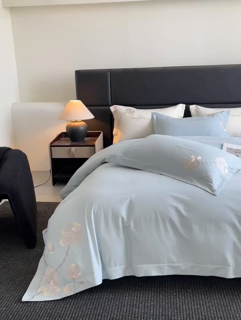 91家纺网 家纺一手货源 找家纺 置顶家纺 2025新款全棉加厚磨毛刺绣秋冬系列四件套-赫本 赫本-浅天蓝