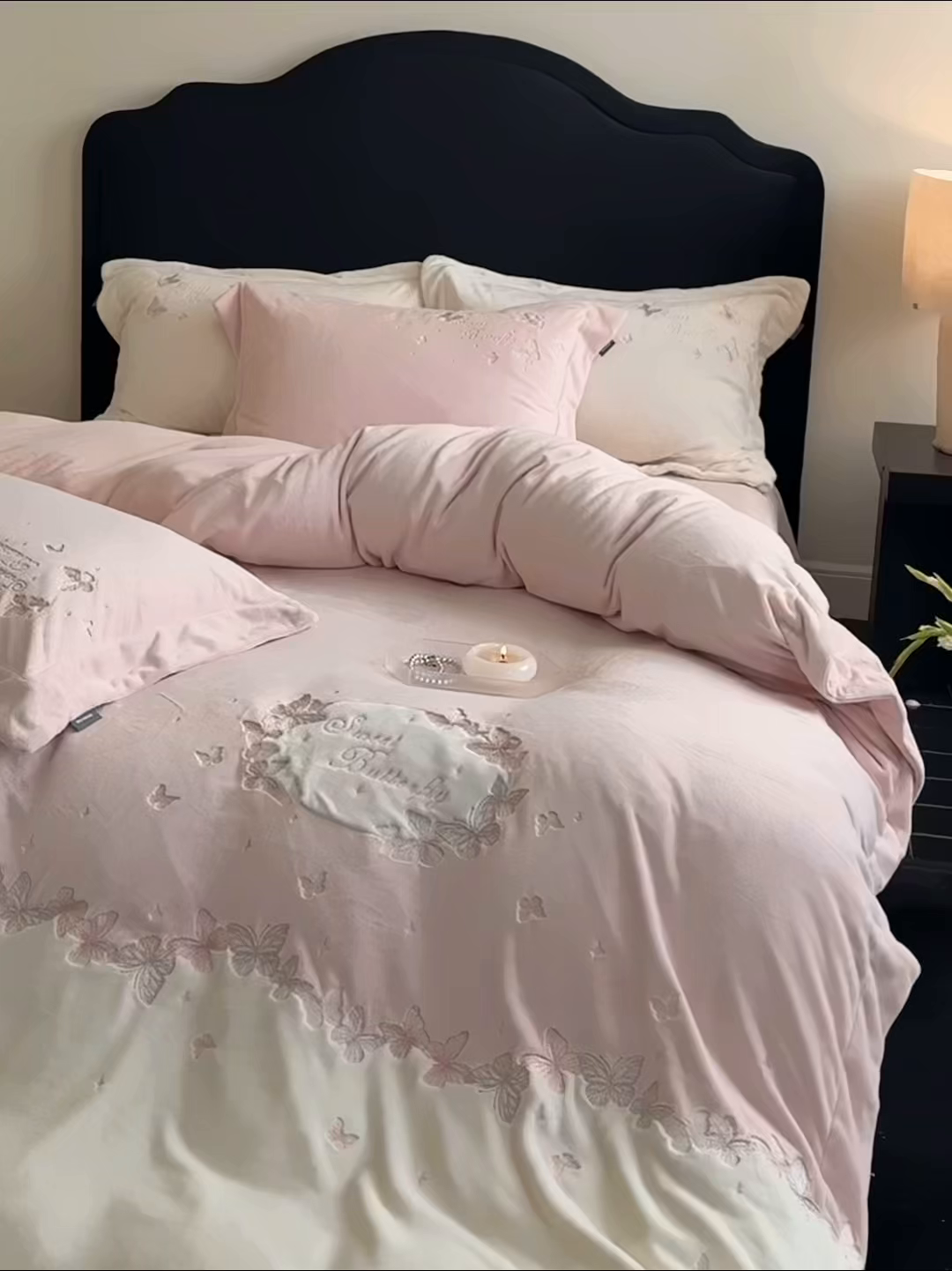 91家纺网 家纺一手货源 找家纺 MIU缪家居 2025新款牛奶绒四件套-翩翩起舞 翩翩起舞-粉