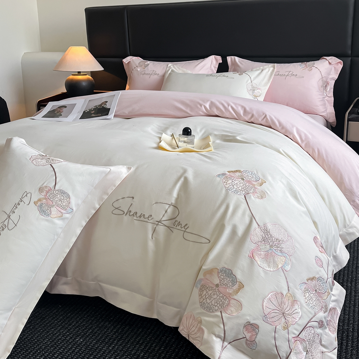 91家纺网 家纺一手货源 找家纺 置顶家纺 2025新款全棉加厚磨毛刺绣秋冬系列四件套-赫本 赫本-奶白+粉玉