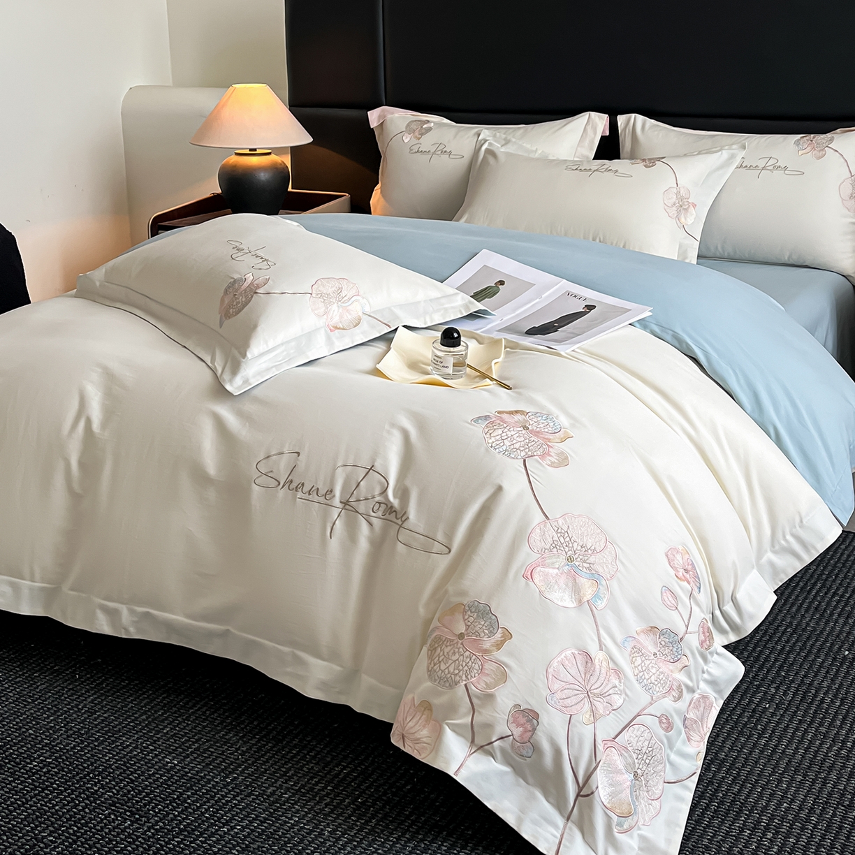 91家纺网 家纺一手货源 找家纺 置顶家纺 2025新款全棉加厚磨毛刺绣秋冬系列四件套-赫本 赫本-奶白+浅蓝