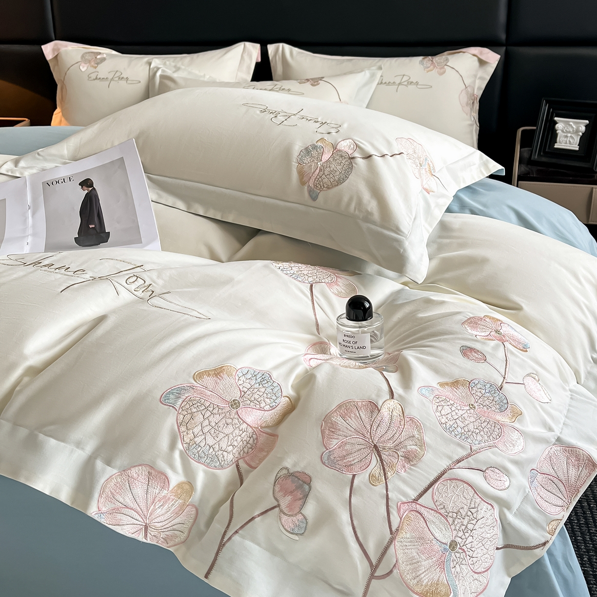 91家纺网 家纺一手货源 找家纺 置顶家纺 2025新款全棉加厚磨毛刺绣秋冬系列四件套-赫本 赫本-奶白+浅蓝