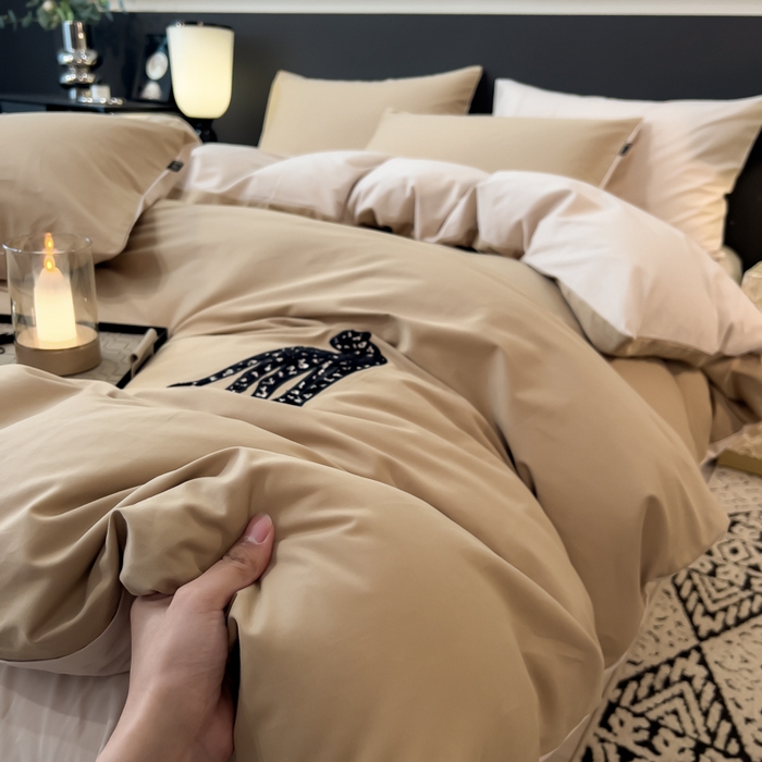 91家纺网 家纺一手货源 找家纺 印季家纺 2025新款全棉50s磨毛绣花-黑豹四件套 浅驼-玛卡粉