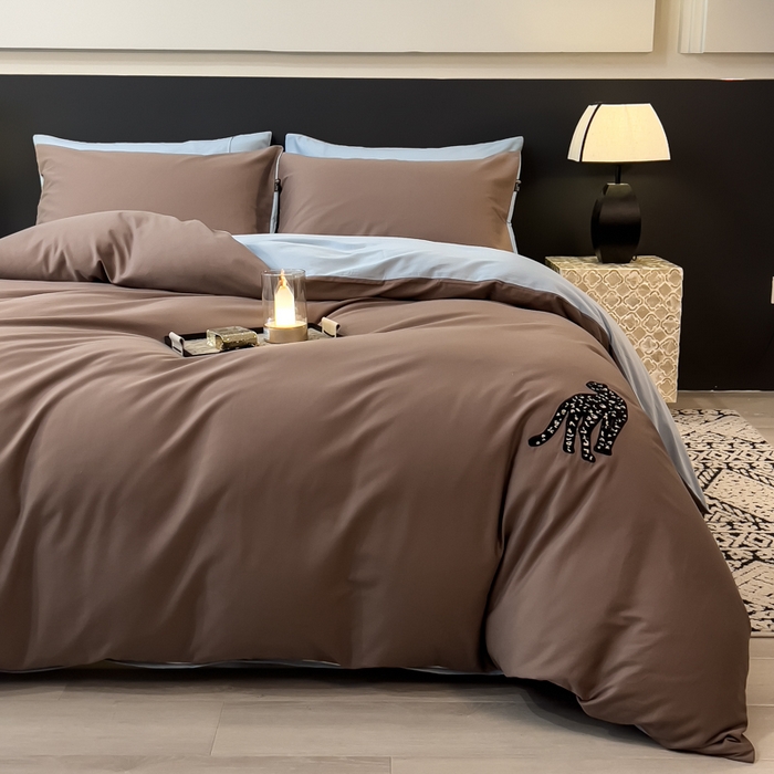 91家纺网 家纺一手货源 找家纺 印季家纺 2025新款全棉50s磨毛绣花-黑豹四件套 咖灰-天青