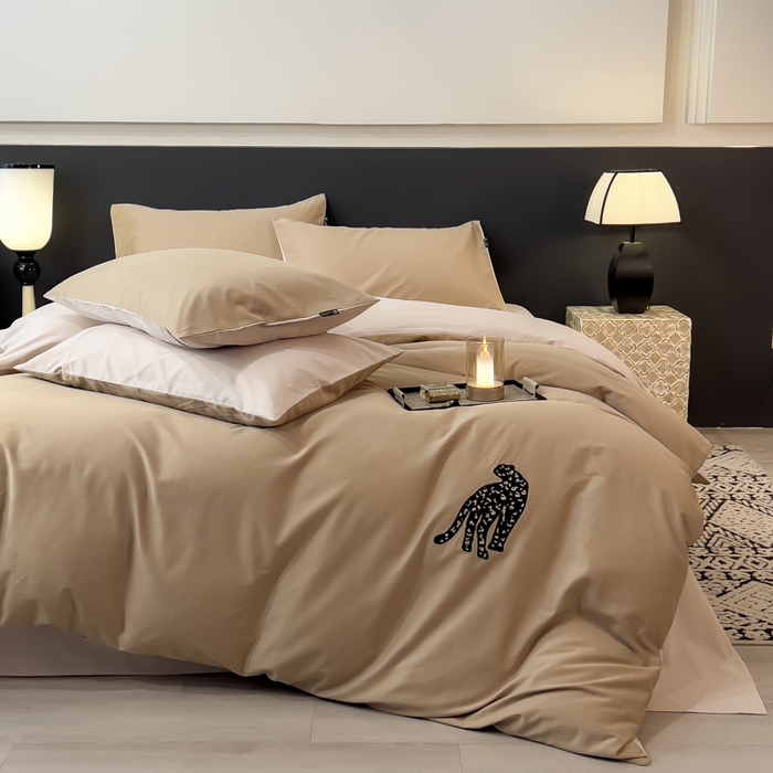 91家纺网 家纺一手货源 找家纺 印季家纺 2025新款全棉50s磨毛绣花-黑豹四件套 浅驼-玛卡粉