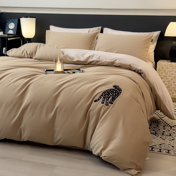 91家纺网 家纺一手货源 找家纺 印季家纺 2025新款全棉50s磨毛绣花-黑豹四件套 浅驼-玛卡粉