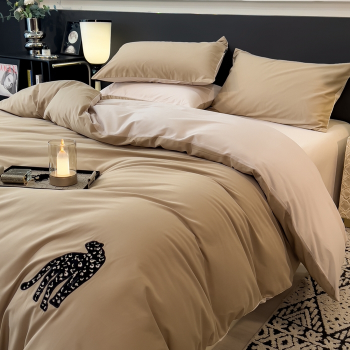 91家纺网 家纺一手货源 找家纺 印季家纺 2025新款全棉50s磨毛绣花-黑豹四件套 浅驼-玛卡粉