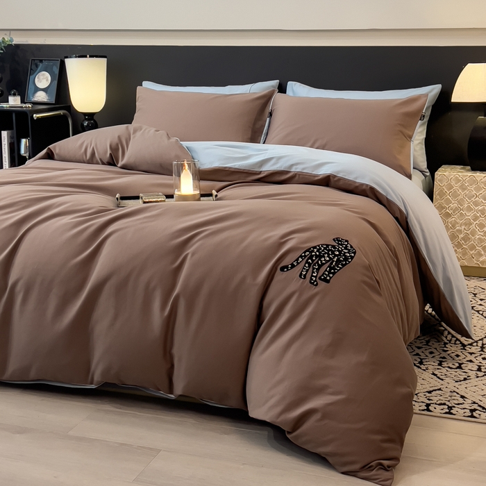 91家纺网 家纺一手货源 找家纺 印季家纺 2025新款全棉50s磨毛绣花-黑豹四件套 咖灰-天青