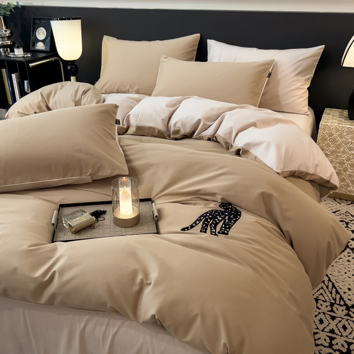 91家纺网 家纺一手货源 找家纺 印季家纺 2025新款全棉50s磨毛绣花-黑豹四件套 浅驼-玛卡粉