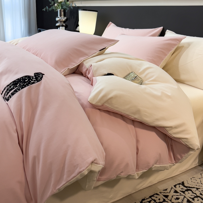 91家纺网 家纺一手货源 找家纺 印季家纺 2025新款全棉50s磨毛绣花-黑豹四件套 夹心粉-奶玉