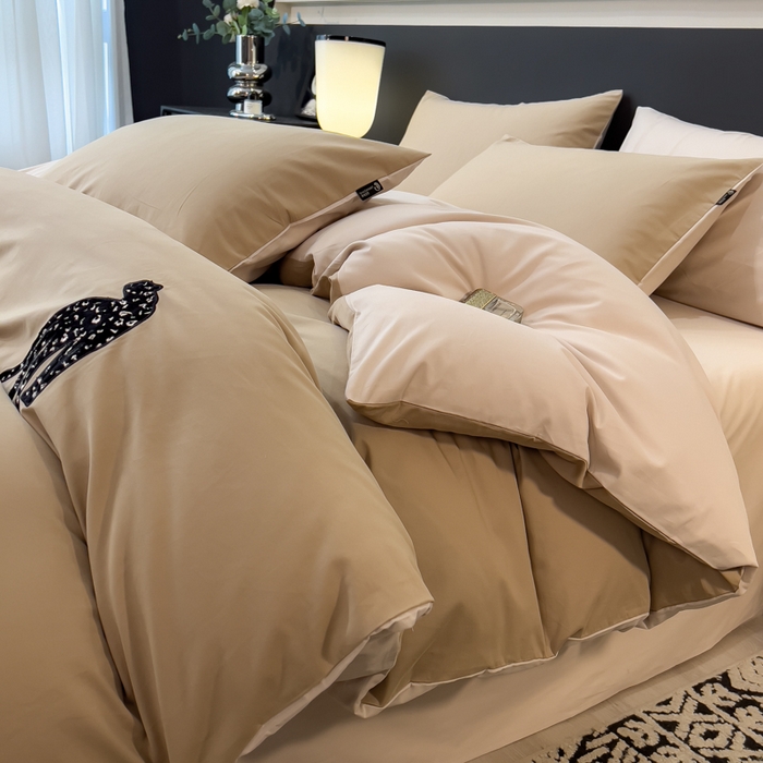 91家纺网 家纺一手货源 找家纺 印季家纺 2025新款全棉50s磨毛绣花-黑豹四件套 浅驼-玛卡粉