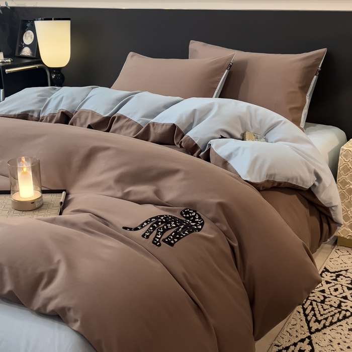 91家纺网 家纺一手货源 找家纺 印季家纺 2025新款全棉50s磨毛绣花-黑豹四件套 咖灰-天青