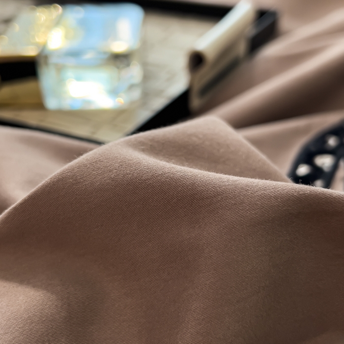 91家纺网 家纺一手货源 找家纺 印季家纺 2025新款全棉50s磨毛绣花-黑豹四件套 咖灰-天青