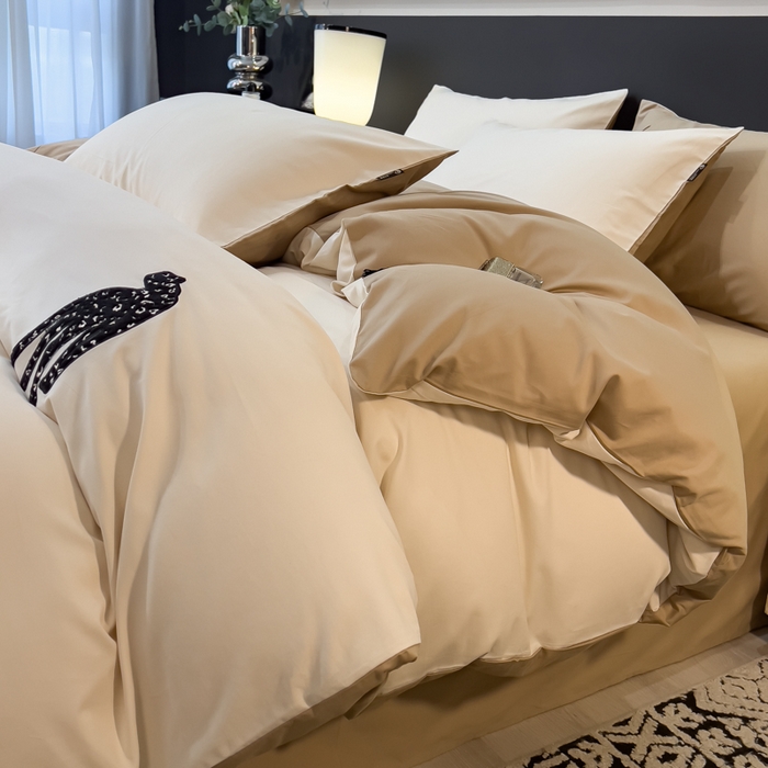 91家纺网 家纺一手货源 找家纺 印季家纺 2025新款全棉50s磨毛绣花-黑豹四件套 奶玉-浅驼