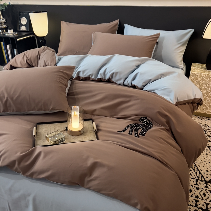 91家纺网 家纺一手货源 找家纺 印季家纺 2025新款全棉50s磨毛绣花-黑豹四件套 咖灰-天青