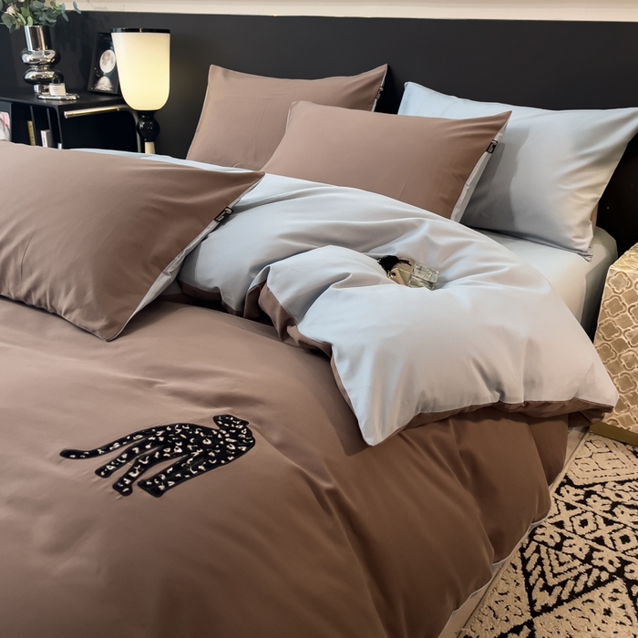 91家纺网 家纺一手货源 找家纺 印季家纺 2025新款全棉50s磨毛绣花-黑豹四件套 咖灰-天青