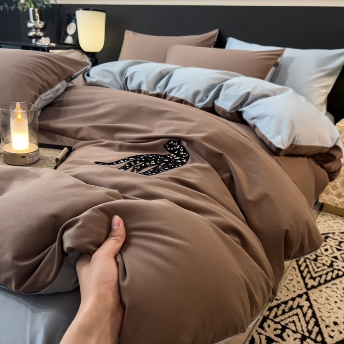 91家纺网 家纺一手货源 找家纺 印季家纺 2025新款全棉50s磨毛绣花-黑豹四件套 咖灰-天青