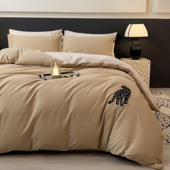 91家纺网 家纺一手货源 找家纺 印季家纺 2025新款全棉50s磨毛绣花-黑豹四件套 浅驼-玛卡粉