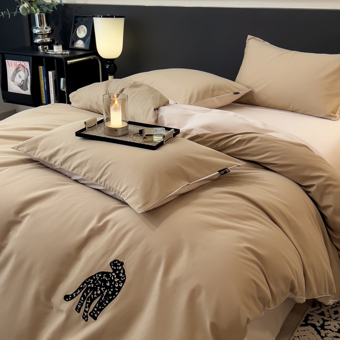 91家纺网 家纺一手货源 找家纺 印季家纺 2025新款全棉50s磨毛绣花-黑豹四件套 浅驼-玛卡粉