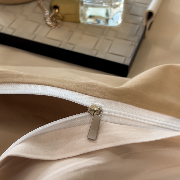 91家纺网 家纺一手货源 找家纺 印季家纺 2025新款全棉50s磨毛绣花-黑豹四件套 浅驼-玛卡粉