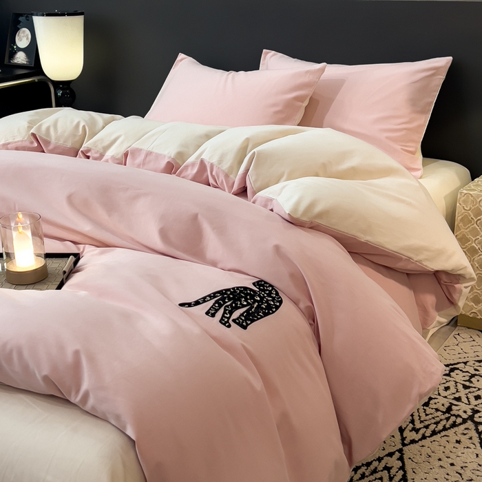 91家纺网 家纺一手货源 找家纺 印季家纺 2025新款全棉50s磨毛绣花-黑豹四件套 夹心粉-奶玉