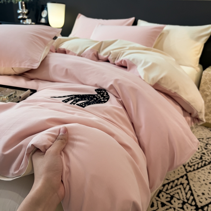 91家纺网 家纺一手货源 找家纺 印季家纺 2025新款全棉50s磨毛绣花-黑豹四件套 夹心粉-奶玉