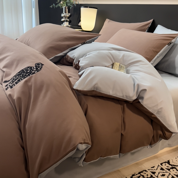 91家纺网 家纺一手货源 找家纺 印季家纺 2025新款全棉50s磨毛绣花-黑豹四件套 咖灰-天青