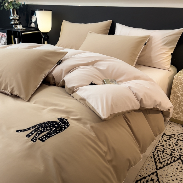 91家纺网 家纺一手货源 找家纺 印季家纺 2025新款全棉50s磨毛绣花-黑豹四件套 浅驼-玛卡粉