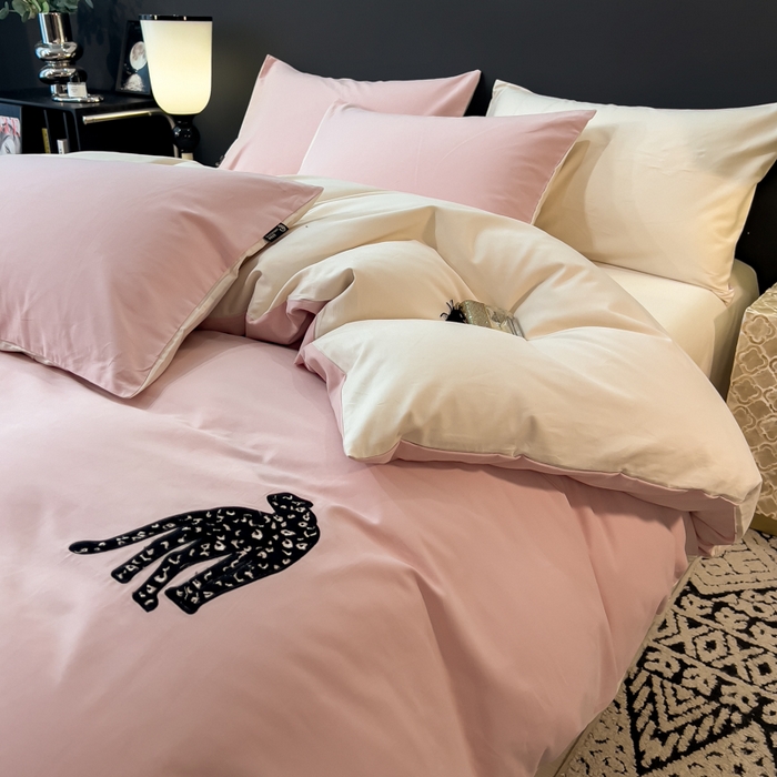 91家纺网 家纺一手货源 找家纺 印季家纺 2025新款全棉50s磨毛绣花-黑豹四件套 夹心粉-奶玉