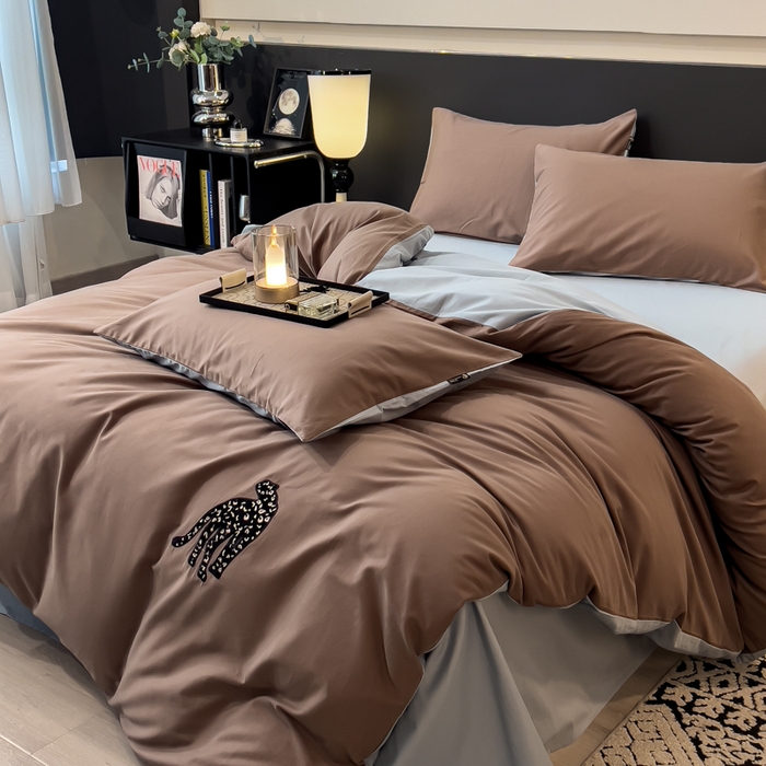 91家纺网 家纺一手货源 找家纺 印季家纺 2025新款全棉50s磨毛绣花-黑豹四件套 咖灰-天青