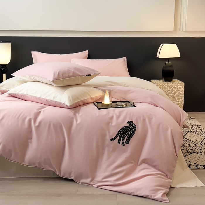 91家纺网 家纺一手货源 找家纺 印季家纺 2025新款全棉50s磨毛绣花-黑豹四件套 夹心粉-奶玉