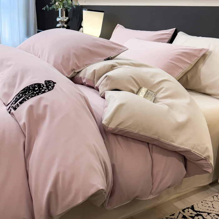 91家纺网 家纺一手货源 找家纺 印季家纺 2025新款全棉50s磨毛绣花-黑豹四件套 悠悠紫-空气灰