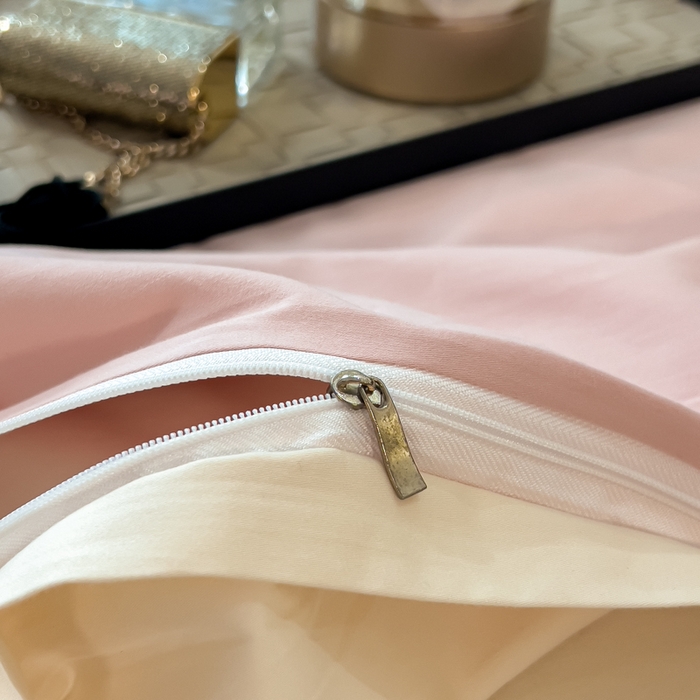 91家纺网 家纺一手货源 找家纺 印季家纺 2025新款全棉50s磨毛绣花-黑豹四件套 夹心粉-奶玉