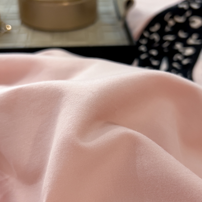 91家纺网 家纺一手货源 找家纺 印季家纺 2025新款全棉50s磨毛绣花-黑豹四件套 夹心粉-奶玉