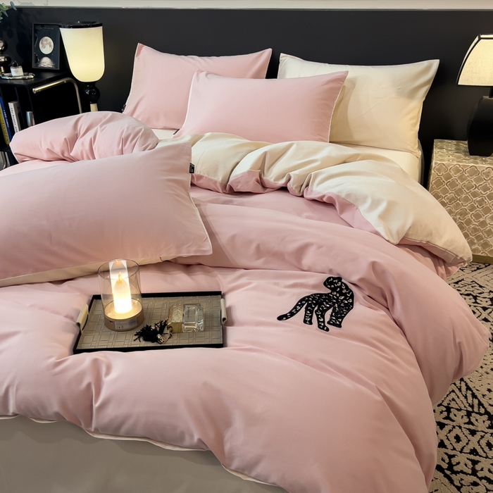 91家纺网 家纺一手货源 找家纺 印季家纺 2025新款全棉50s磨毛绣花-黑豹四件套 夹心粉-奶玉