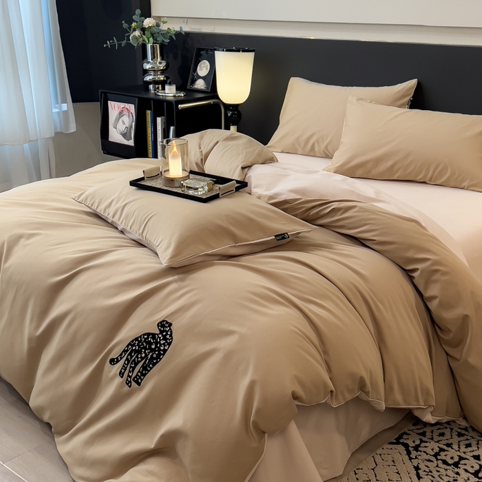 91家纺网 家纺一手货源 找家纺 印季家纺 2025新款全棉50s磨毛绣花-黑豹四件套 浅驼-玛卡粉