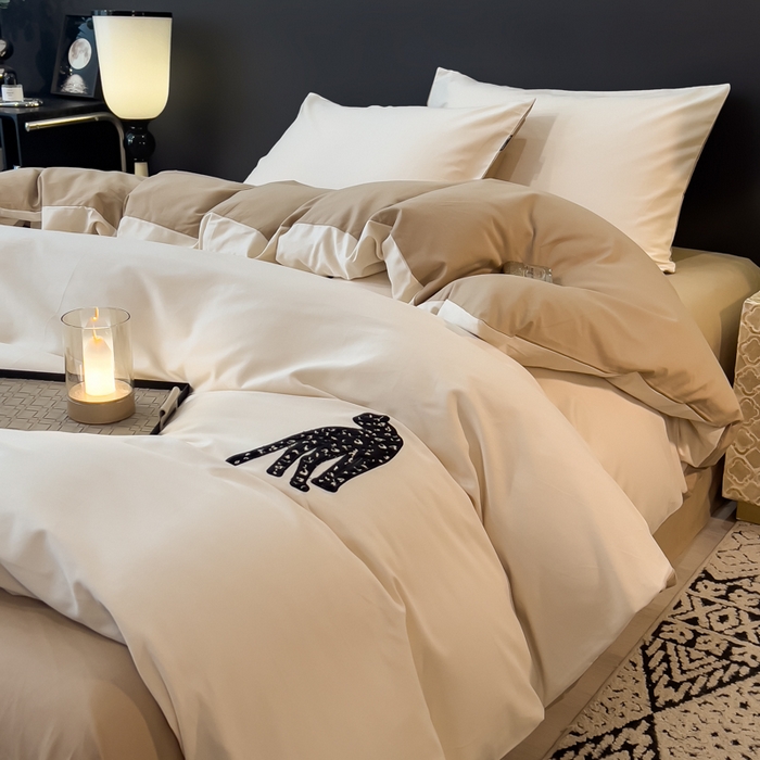 91家纺网 家纺一手货源 找家纺 印季家纺 2025新款全棉50s磨毛绣花-黑豹四件套 奶玉-浅驼