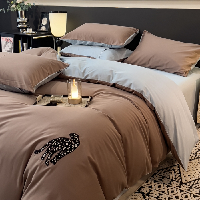 91家纺网 家纺一手货源 找家纺 印季家纺 2025新款全棉50s磨毛绣花-黑豹四件套 咖灰-天青